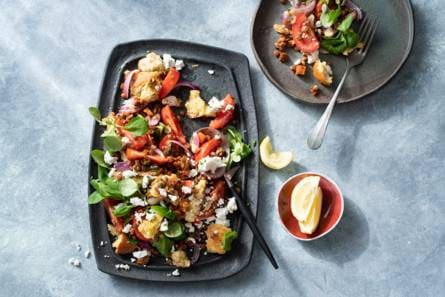 Panzanella met tomaat, rode ui & geitenkaas