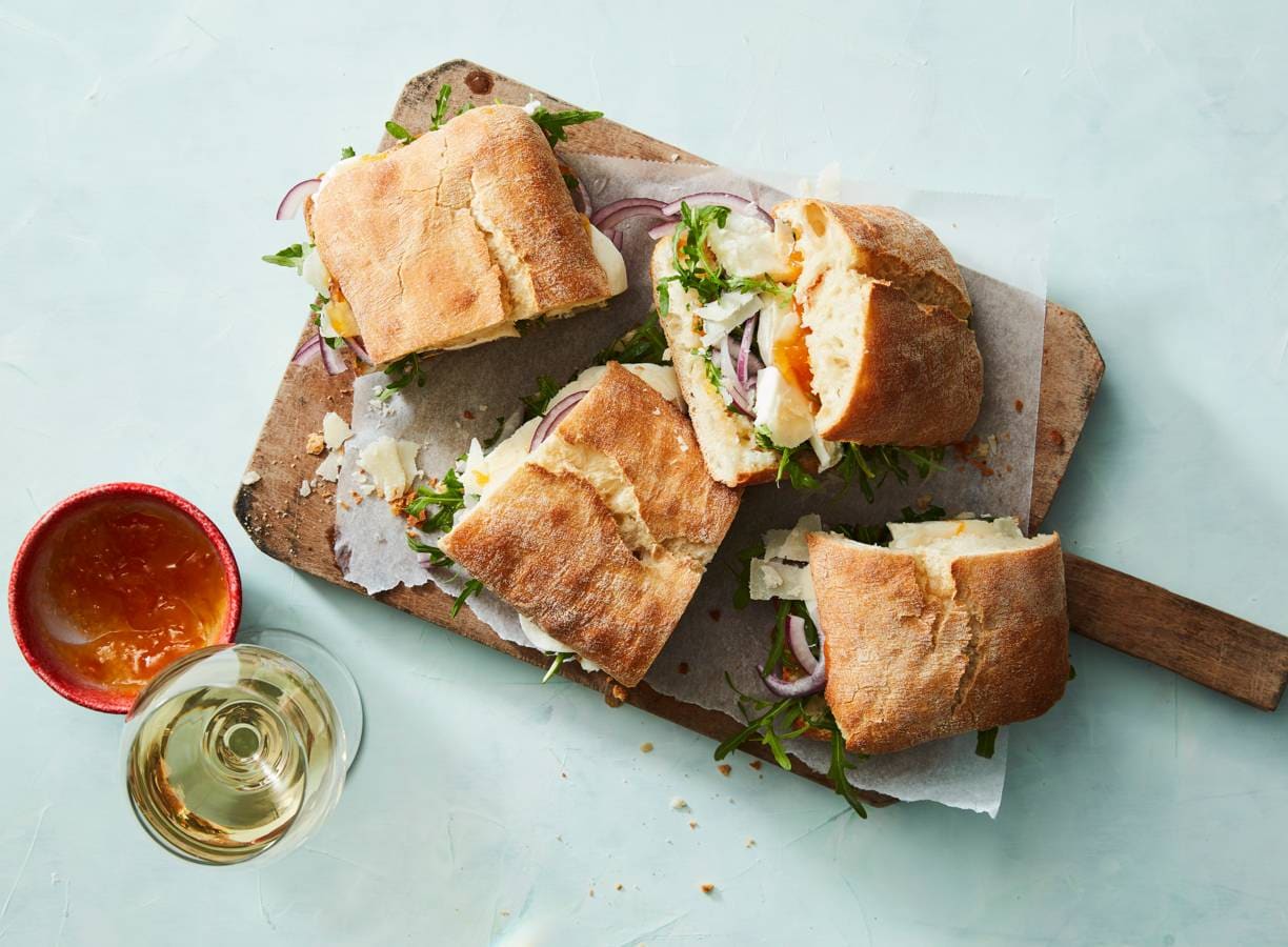 Ciabatta met Grana Padano en abrikozenspread