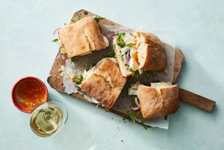 Ciabatta met Grana Padano en abrikozenspread