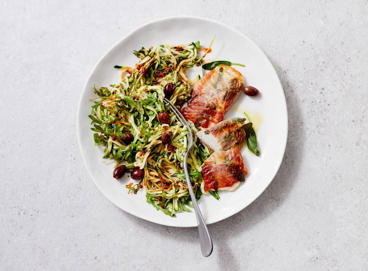 Courgettespaghetti met kalkoensaltimbocca