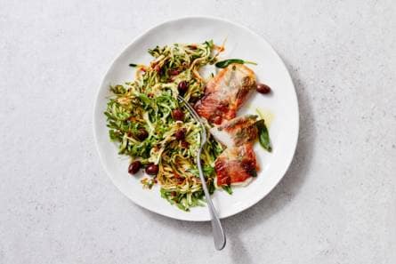 Courgettespaghetti met kalkoensaltimbocca