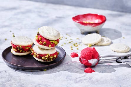 Frambozen ijssandwich met witte chocolade