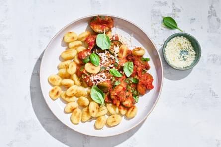 Gebakken gnocchi met gegrilde groenten en mozzarella