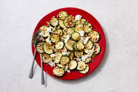 Gegrilde-courgettesalade met rozemarijnolie en gorgonzola