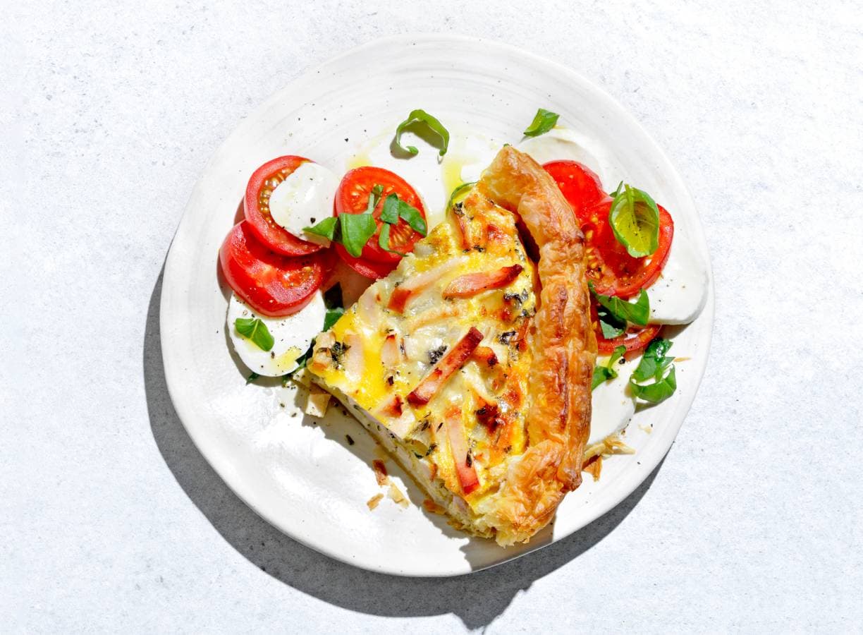 Italiaanse quiche met kip en salade caprese