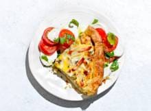 Dol op salade caprese? Voortaan wil je het niet zonder deze quiche.