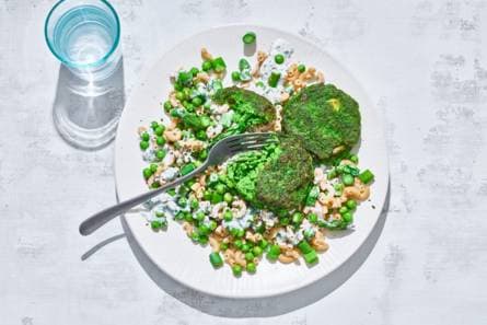 Spinazie-viskoekjes met volkorenpastasalade