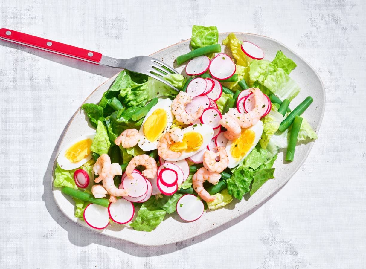 Maaltijdsalade van romaine, sperziebonen en garnalen