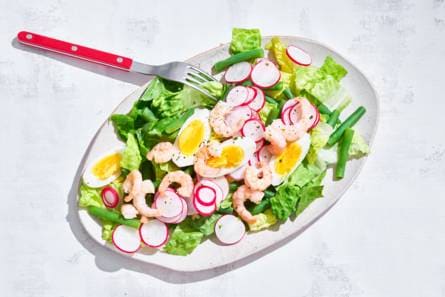 Maaltijdsalade van romaine, sperziebonen en garnalen