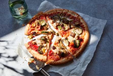 Pizza met worst en gegrilde groenten