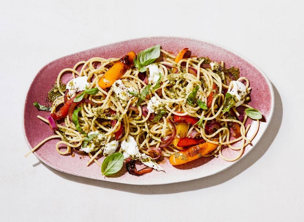 Spaghetti met paprika, pesto & buffelmozzarella