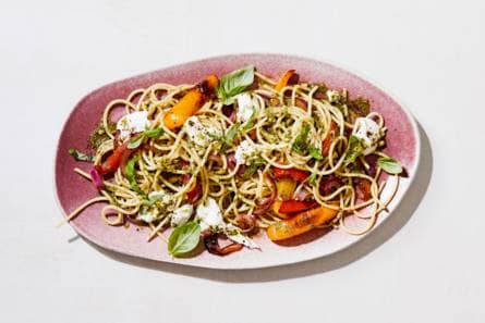 Spaghetti met paprika, pesto & buffelmozzarella