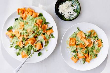 Verse ravioli met tuinerwten-roomsaus