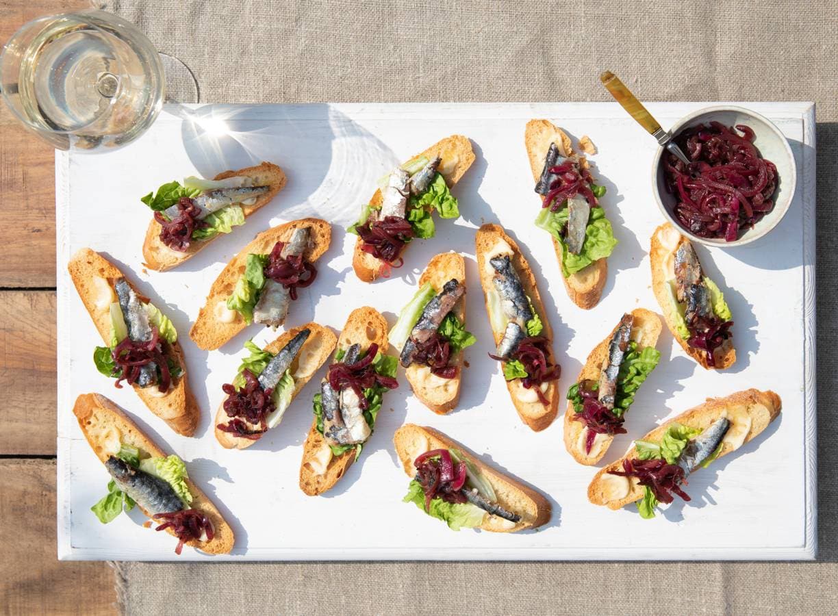 Sardinecrostini met aioli en uienchutney