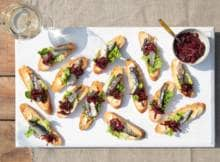 Eens wat anders dan tonijn uit blik? Probeer deze crostini met sardines eens!