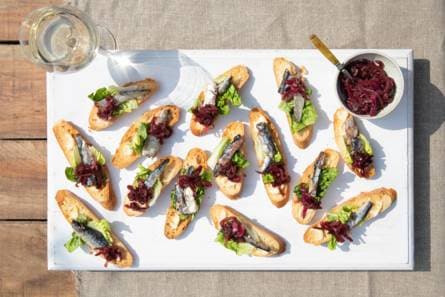 Sardinecrostini met aioli en uienchutney