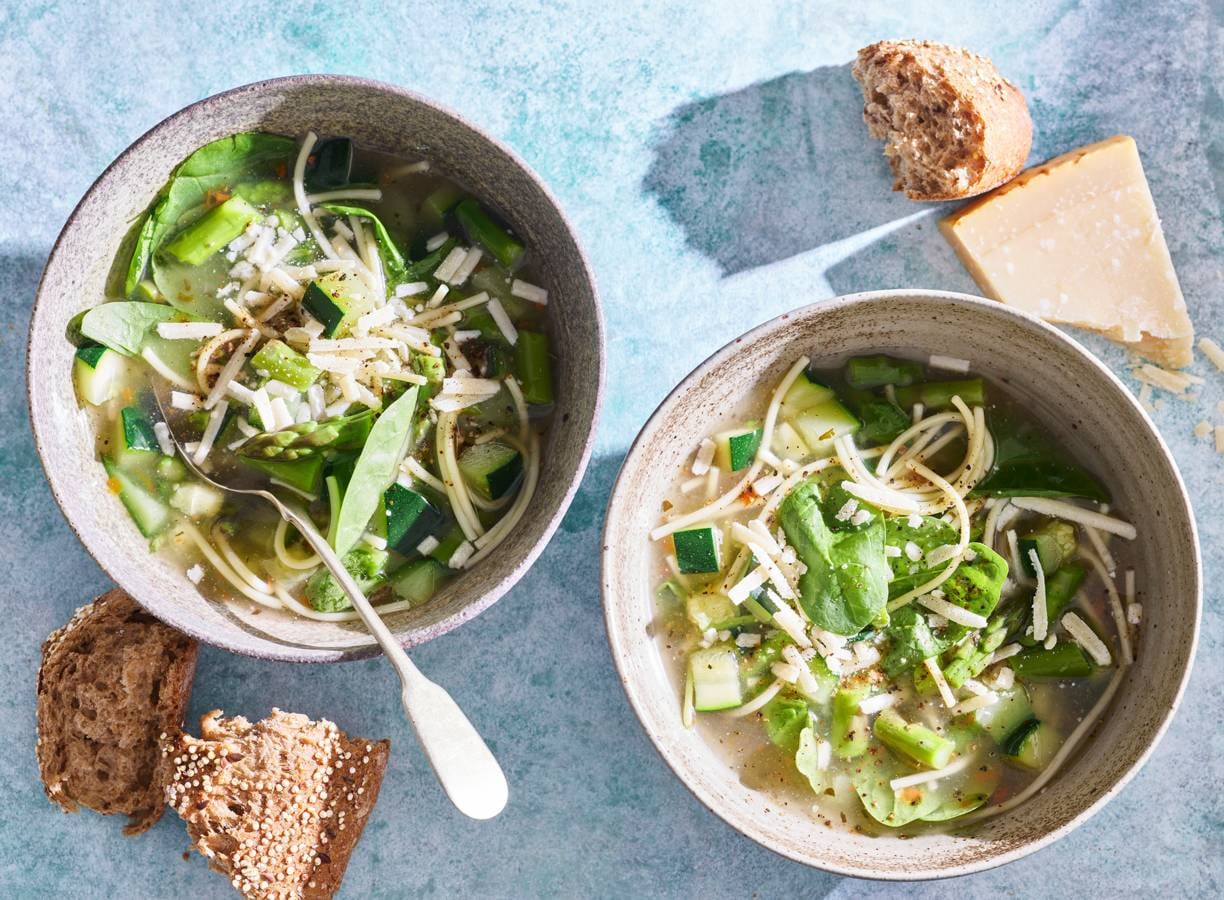 Groene minestrone met Parmezaanse kaas