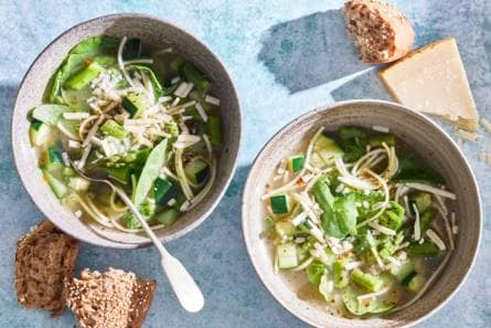 Groene minestrone met Parmezaanse kaas