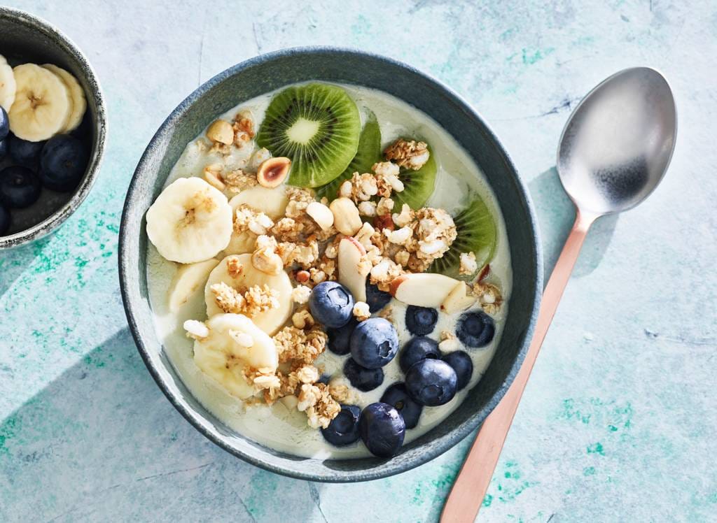 Smoothiebowl met Griekse yoghurt, krokante muesli & vers fruit