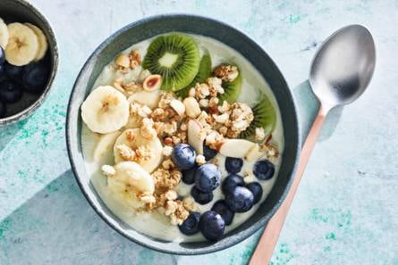 Smoothiebowl met kefir, krokante muesli & vers fruit