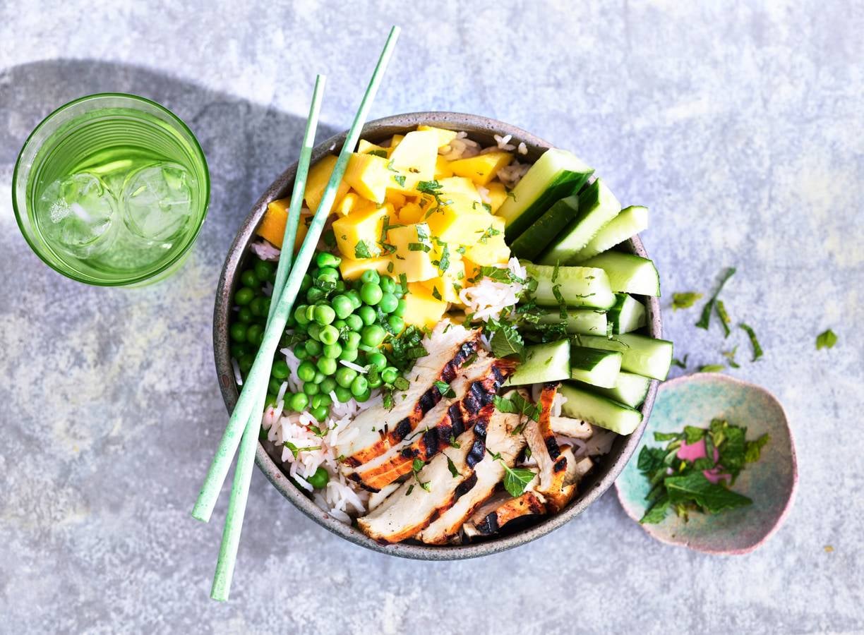 Snelle rijstbowl met velderwtjes, mango en gegrilde kip