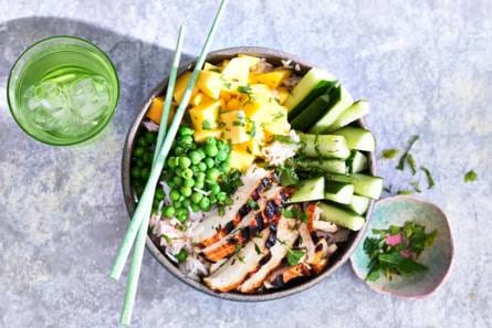 Snelle rijstbowl met velderwtjes, mango en gegrilde kip