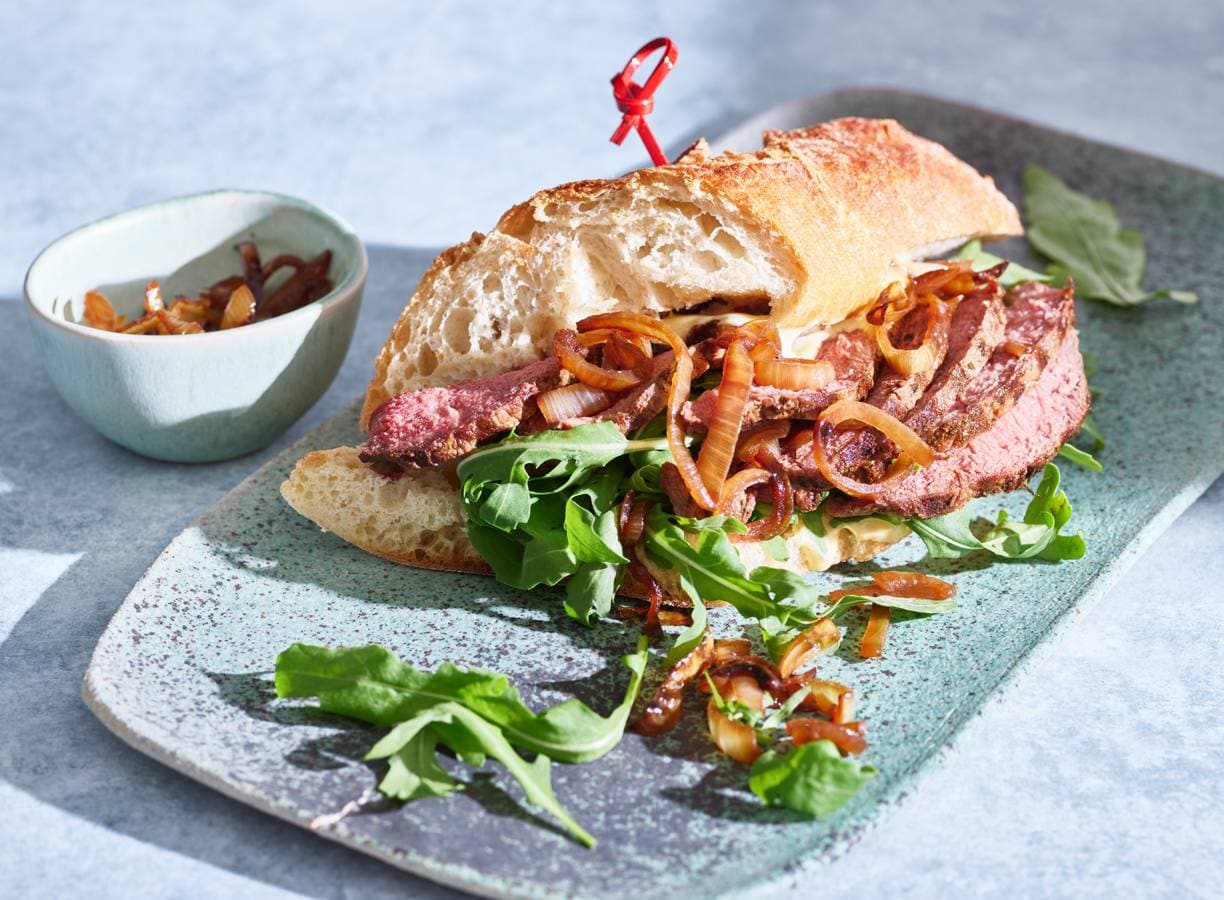 Steak sandwich met gekaramelliseerde uien