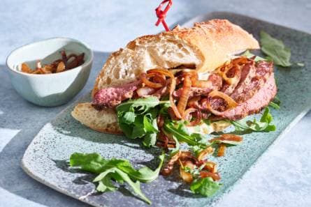Steak sandwich met gekaramelliseerde uien