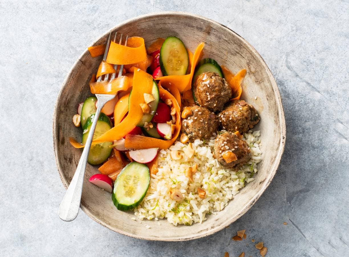 Aziatische balletjes met bloemkoolrijst & salade