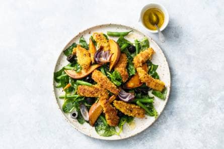 Kipdijfilet met zoete aardappel-spinaziesalade