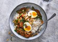 Romig door de kokos en pittig door de currypasta. Deze smaakvolle vegacurry staat in 20 min op tafel.