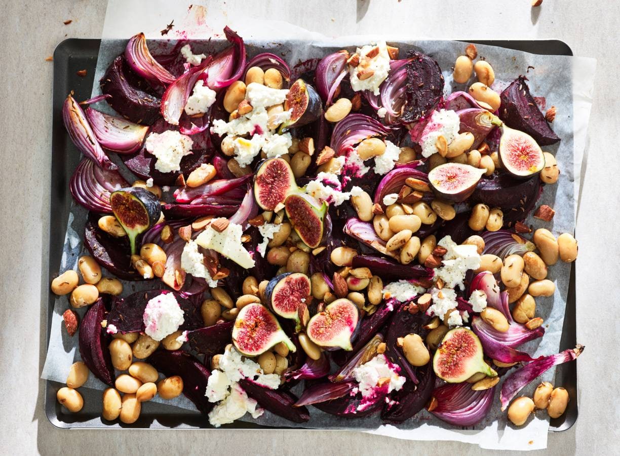 Bietentraybake met ricotta, vijgen, bonen en amandelen