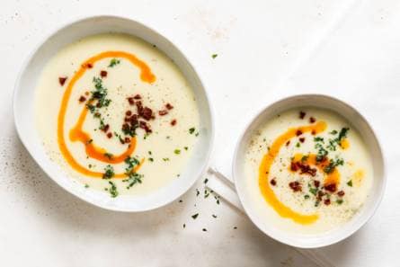 Gepofte knoflooksoep met chorizo-olie