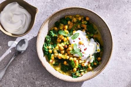 Kikkererwtenstoof met kokosmelk, kurkuma en spinazie ('the stew')