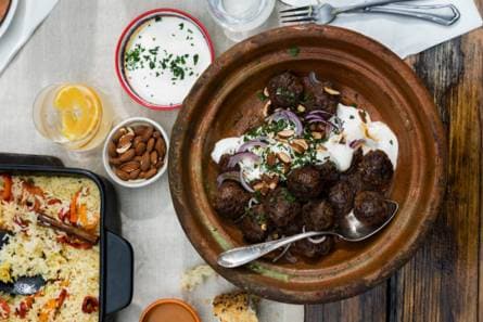 Köfte met yoghurtsaus en verse kruiden