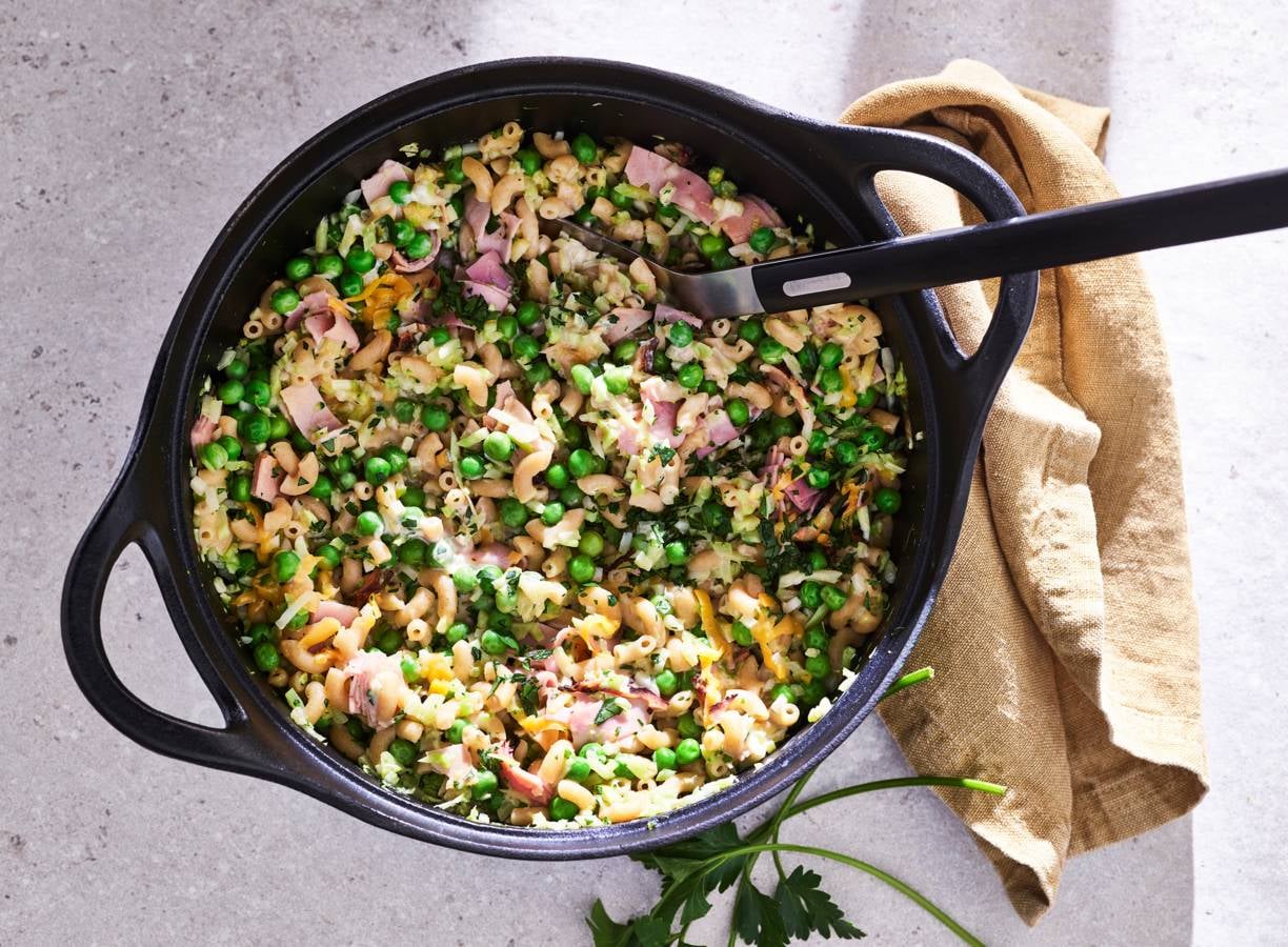 Mac and cheese met ham en broccolirijst