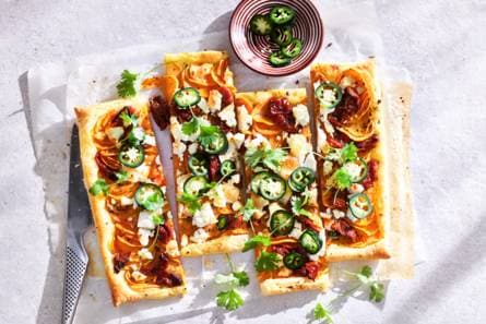 Plaattaart met zoete aardappel, jalapeño en geitenkaas
