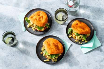 Pulled jackfruit-kerriesalade op een groentebroodje