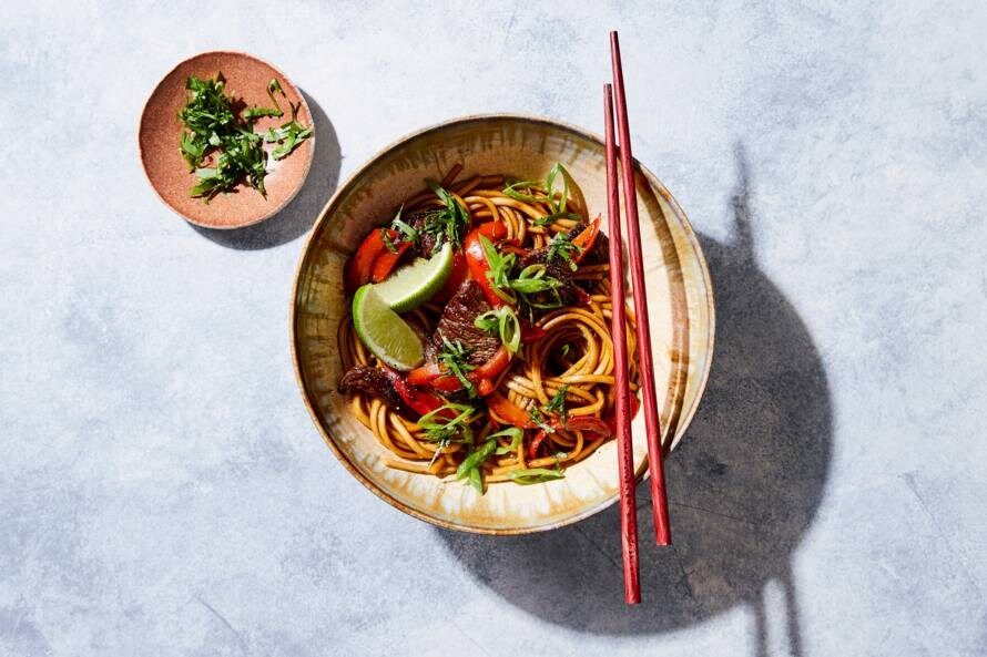 Noedels met paprika, biefstuk en ketjap