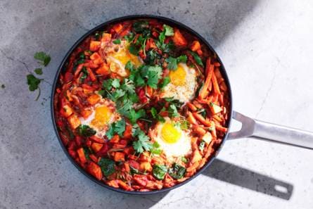 Midden-Oosterse shakshuka met zoete aardappel en spinazie