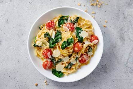 Tagliatelle met Italiaanse kaassaus en spinazie