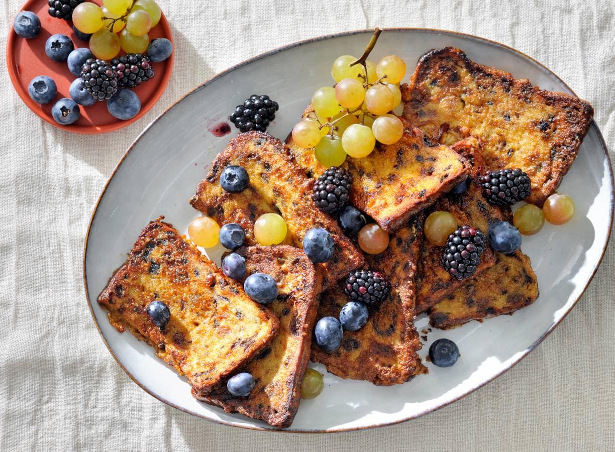 Wentelteefjes van Twents krentenwegge met nazomerfruit