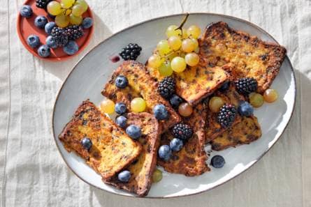 Wentelteefjes van Twents krentenwegge met nazomerfruit