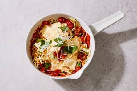 Verse ravioli bolognese met tomatensaus