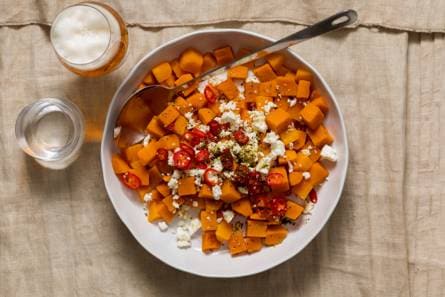 Zoetzure pompoensalade met rode peper, feta en za'atar
