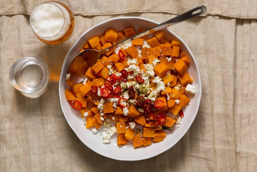 Zoetzure pompoensalade met rode peper, feta en za'atar