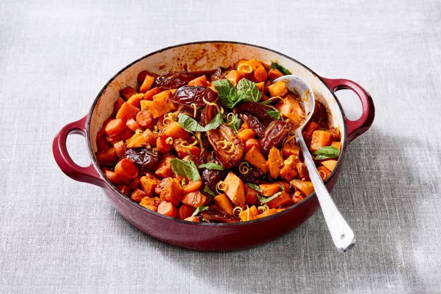 Tajine met zoete aardappel, wortel en dadels