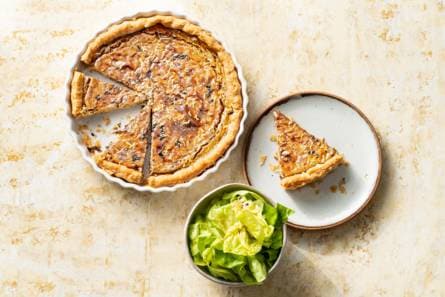 Hartige taart met zwarte knoflook