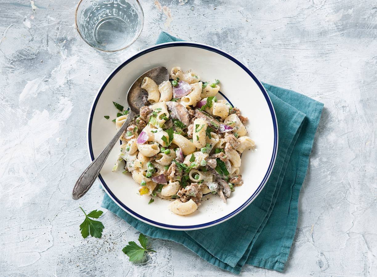 Romige macaroni met kipworst en erwten