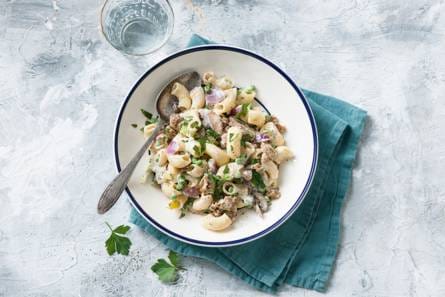 Romige macaroni met kipworst en erwten